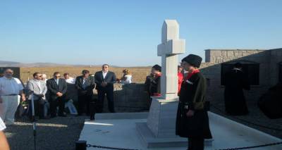 &Lambda;ή&mu;&nu;&omicron;&sigmaf;: &Sigma;&epsilon; &epsilon;&xi;έ&lambda;&iota;&xi;&eta; &omicron;&iota;15&epsilon;&sigmaf; &Eta;&mu;έ&rho;&epsilon;&sigmaf; &Rho;&omega;&sigma;&omicron;&epsilon;&lambda;&lambda;&eta;&nu;&iota;&kappa;ή&sigmaf; &Phi;&iota;&lambda;ί&alpha;&sigmaf; (photos)