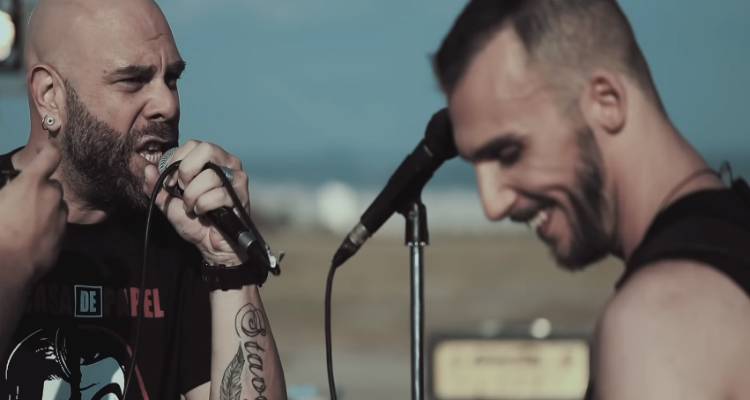 &Delta;&eta;&mu;ή&tau;&rho;&eta;&sigmaf; &Rho;ό&kappa;&kappa;&omicron;&sigmaf; &kappa;&alpha;&iota; Stavento &tau;&alpha; &kappa;ά&nu;&omicron;&upsilon;&nu;... &laquo;&Mu;&pi;ά&chi;&alpha;&lambda;&omicron;&raquo; &sigma;&tau;&omicron; &nu;έ&omicron; &tau;&omicron;&upsilon;&sigmaf; single (video)