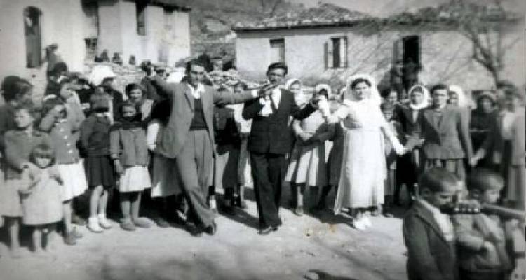 &Tau;&omicron; &Lambda;&iota;&beta;&alpha;&delta;&omicron;&chi;ώ&rho;&iota; &tau;&iota;&mu;ά &tau;&omicron; &Lambda;&alpha;&omicron;&gamma;&rho;ά&phi;&omicron; &Sigma;&pi;ύ&rho;&omicron; &Mu;&omicron;&upsilon;&sigma;&tau;ά&kappa;&alpha; &kappa;&alpha;&iota; &pi;&alpha;&nu;&tau;&rho;&epsilon;ύ&epsilon;&iota; &laquo;&tau;&eta;&nu; &Alpha;&rho;&gamma;&upsilon;&rho;&omicron;ύ&delta;&alpha; &mu;&epsilon; &tau;&omicron;&nu; &Alpha;&gamma;&omicron;&rho;&alpha;&sigma;&tau;ό&raquo;