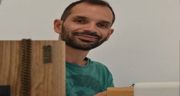 Βαγγέλης Κανάρης: Ο ξυλουργός από τη Λήμνο που φτιάχνει μόδα… για γυναίκες