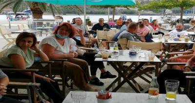 &Phi;&omega;&tau;&omicron;: &Delta;έ&sigma;&pi;&omicron;&iota;&nu;&alpha; &Kappa;&alpha;&mu;&pi;&omicron;&upsilon;&rho;&omicron;&pi;&omicron;ύ&lambda;&omicron;&upsilon; 