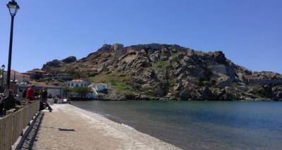 &Mu;&epsilon; &kappa;&alpha;&lambda;&omicron;&kappa;&alpha;&iota;&rho;ί&alpha; &mu;&pi;&alpha;ί&nu;&epsilon;&iota; &eta; &Mu;&epsilon;&gamma;ά&lambda;&eta; &Epsilon;&beta;&delta;&omicron;&mu;ά&delta;&alpha; | &Tau;&iota; &kappa;&alpha;&iota;&rho;ό &theta;&alpha; &kappa;ά&nu;&epsilon;&iota; &mu;έ&chi;&rho;&iota; &tau;&omicron; &Pi;ά&sigma;&chi;&alpha;