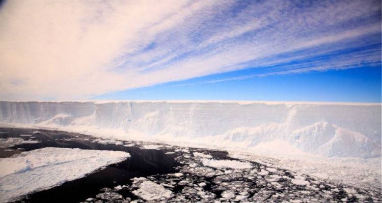 Δείτε το παγόβουνο με τέλειο ορθογώνιο σχήμα, σαν γιγάντιο «παγάκι», που φωτογράφισε η NASA!