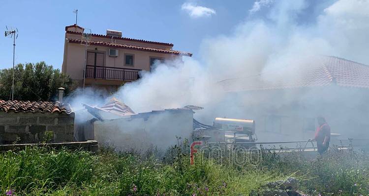 Λήμνος: Σε εξέλιξη η πυρκαγιά σε αποθηκευτικό χώρο στη Ν. Κούταλη