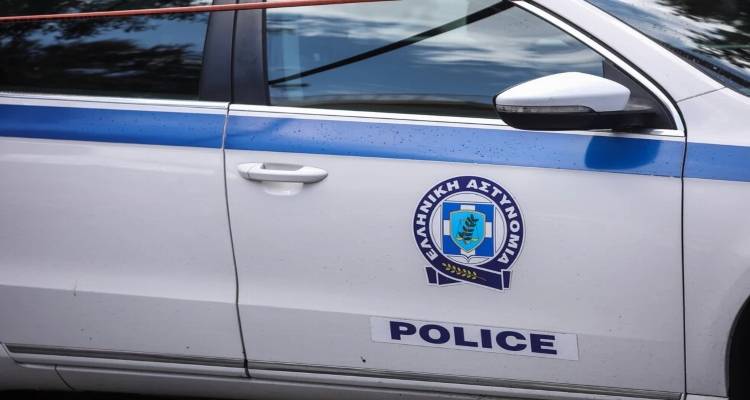 &Beta;ό&lambda;&omicron;&sigmaf;: &Sigma;&kappa;ό&tau;&omega;&sigma;&epsilon; &tau;&omicron;&nu; &alpha;&delta;&epsilon;&lambda;&phi;ό &tau;&eta;&sigmaf; &gamma;&upsilon;&nu;&alpha;ί&kappa;&alpha;&sigmaf; &tau;&omicron;&upsilon; &gamma;&iota;&alpha;&tau;ί &beta;ί&alpha;&zeta;&epsilon; &tau;&eta;&nu; &kappa;ό&rho;&eta; &tau;&omicron;&upsilon;