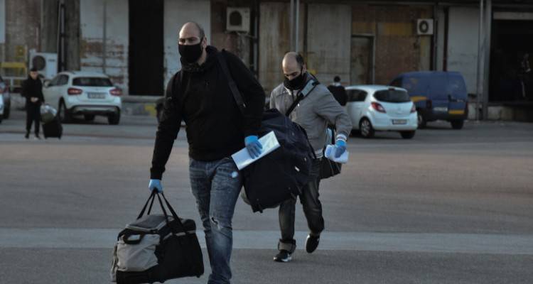 &Kappa;&omicron;&rho;&omega;&nu;&omicron;ϊό&sigmaf;: &Alpha;&upsilon;&xi;ά&nu;&omicron;&nu;&tau;&alpha;&iota; &omicron;&iota; έ&lambda;&epsilon;&gamma;&chi;&omicron;&iota; &sigma;&tau;&alpha; &lambda;&iota;&mu;ά&nu;&iota;&alpha; &tau;&eta;&sigmaf; &chi;ώ&rho;&alpha;&sigmaf; | &Tau;&iota; &pi;&rho;έ&pi;&epsilon;&iota; &nu;&alpha; έ&chi;&omicron;&upsilon;&nu; &mu;&alpha;&zeta;ί &tau;&omicron;&upsilon;&sigmaf; &omicron;&iota; &epsilon;&pi;&iota;&beta;ά&tau;&epsilon;&sigmaf;