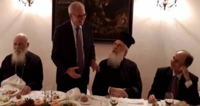 &Omicron; &upsilon;&phi;&upsilon;&pi;&omicron;&upsilon;&rho;&gamma;ό&sigmaf; &Epsilon;&xi;&omega;&tau;&epsilon;&rho;&iota;&kappa;ώ&nu; &Alpha;&nu;&tau;ώ&nu;&eta;&sigmaf; &Delta;&iota;&alpha;&mu;&alpha;&tau;ά&rho;&eta;&sigmaf; &omicron;&mu;&iota;&lambda;&epsilon;ί &sigma;&tau;&eta;&nu; &omicron;&mu;ή&gamma;&upsilon;&rho;&eta; &tau;&omicron;&upsilon; &delta;&epsilon;ί&pi;&nu;&omicron;&upsilon; &pi;&rho;&omicron;&sigmaf; &tau;&iota;&mu;ή&nu; &tau;&omicron;&upsilon; &nu;&epsilon;&omicron;&epsilon;&kappa;&lambda;&epsilon;&gamma;έ&nu;&tau;&omicron;&sigmaf; &Mu;&eta;&tau;&rho;&omicron;&pi;&omicron;&lambda;ί&tau;&eta; &Lambda;ή&mu;&nu;&omicron;&upsilon; &kappa;&alpha;&iota; &Alpha;&gamma;ί&omicron;&upsilon; &Epsilon;&upsilon;&sigma;&tau;&rho;&alpha;&tau;ί&omicron;&upsilon; &Iota;&epsilon;&rho;&omicron;&theta;έ&omicron;&upsilon;. &Delta;&iota;&alpha;&kappa;&rho;ί&nu;&omicron;&nu;&tau;&alpha;&iota; &omicron; &Alpha;&rho;&chi;&iota;&epsilon;&pi;ί&sigma;&kappa;&omicron;&pi;&omicron;&sigmaf; &Alpha;&theta;&eta;&nu;ώ&nu; &kappa;&alpha;&iota; &pi;ά&sigma;&eta;&sigmaf; &Epsilon;&lambda;&lambda;ά&delta;&omicron;&sigmaf; &Iota;&epsilon;&rho;ώ&nu;&upsilon;&mu;&omicron;&sigmaf;, &omicron; &Mu;&eta;&tau;&rho;&omicron;&pi;&omicron;&lambda;ί&tau;&eta;&sigmaf; &Lambda;ή&mu;&nu;&omicron;&upsilon; &Iota;&epsilon;&rho;ό&theta;&epsilon;&omicron;&sigmaf; &kappa;&alpha;&iota; &omicron; &omicron; &pi;&rho;έ&sigma;&beta;&eta;&sigmaf; &Gamma;&epsilon;ώ&rho;&gamma;&iota;&omicron;&sigmaf; &Gamma;&epsilon;&nu;&nu;&eta;&mu;&alpha;&tau;ά&sigmaf;, &epsilon;&kappa;&pi;&rho;ό&sigma;&omega;&pi;&omicron;&sigmaf; &tau;&omicron;&upsilon; &Pi;&rho;&omicron;έ&delta;&rho;&omicron;&upsilon; &tau;&eta;&sigmaf; &Epsilon;&lambda;&lambda;&eta;&nu;&iota;&kappa;ή&sigmaf; &Delta;&eta;&mu;&omicron;&kappa;&rho;&alpha;&tau;ί&alpha;&sigmaf; &Pi;&rho;&omicron;&kappa;ό&pi;&eta; &Pi;&alpha;&upsilon;&lambda;ό&pi;&omicron;&upsilon;&lambda;&omicron;&upsilon;. &Phi;&omega;&tau;&omicron;&gamma;&rho;&alpha;&phi;ί&alpha;: &Gamma;&rho;&alpha;&phi;&epsilon;ί&omicron; &Upsilon;&phi;&upsilon;&pi;&omicron;&upsilon;&rho;&gamma;&omicron;ύ.