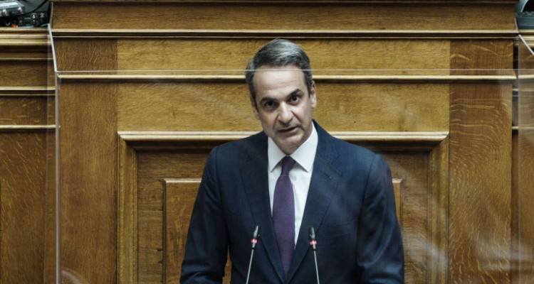 Στη Βουλή ο Μητσοτάκης για τη διαχείριση της πανδημίας | Εμβολιασμοί, άνοιγμα καταστημάτων και στο βάθος η οικονομία