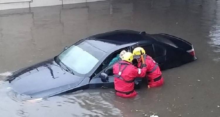 Βρετανία : H καταιγίδα Ciara “παρέλυσε” τη χώρα