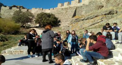 Έ&nu;&alpha; &delta;&iota;&alpha;&phi;&omicron;&rho;&epsilon;&tau;&iota;&kappa;ό &mu;ά&theta;&eta;&mu;&alpha; &iota;&sigma;&tau;&omicron;&rho;ί&alpha;&sigmaf; &gamma;&iota;&alpha; &tau;&omicron;&upsilon;&sigmaf; &mu;&alpha;&theta;&eta;&tau;έ&sigmaf; &tau;&omicron;&upsilon; &Gamma;&upsilon;&mu;&nu;&alpha;&sigma;ί&omicron;&upsilon; &Mu;&omicron;ύ&delta;&rho;&omicron;&upsilon; (photos)