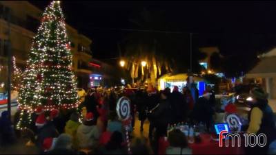 &Chi;&rho;&iota;&sigma;&tau;&omicron;&upsilon;&gamma;&epsilon;&nu;&nu;&iota;ά&tau;&iota;&kappa;&eta; &alpha;&tau;&mu;ό&sigma;&phi;&alpha;&iota;&rho;&alpha;, &chi;&omicron;&rho;&omicron;ί, &kappa;ά&lambda;&alpha;&nu;&tau;&alpha; &kappa;&alpha;&iota; &tau;&rho;&alpha;&gamma;&omicron;ύ&delta;&iota;&alpha; &sigma;&tau;&eta;&nu; &alpha;&gamma;&omicron;&rho;ά &tau;&eta;&sigmaf; &Mu;ύ&rho;&iota;&nu;&alpha;&sigmaf; (video)