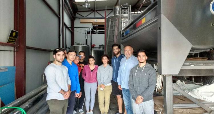 &Tau;&alpha; &mu;&upsilon;&sigma;&tau;&iota;&kappa;ά &tau;&omicron;&upsilon; &kappa;&alpha;&lambda;&omicron;ύ &Lambda;&eta;&mu;&nu;&iota;&omicron;ύ &kappa;&rho;&alpha;&sigma;&iota;&omicron;ύ &laquo;&alpha;&nu;&alpha;&kappa;ά&lambda;&upsilon;&psi;&alpha;&nu;&raquo; &omicron;&iota; &sigma;&pi;&omicron;&upsilon;&delta;&alpha;&sigma;&tau;έ&sigmaf; &tau;&omicron;&upsilon; &Iota;&Epsilon;&Kappa; &Lambda;ή&mu;&nu;&omicron;&upsilon; (photos)