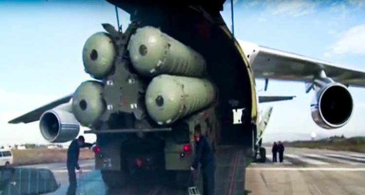 S-400 &phi;&omicron;&rho;&tau;ώ&nu;&omicron;&nu;&tau;&alpha;&iota; &sigma;&epsilon; &rho;&omega;&sigma;&iota;&kappa;ό &mu;&epsilon;&tau;&alpha;&gamma;&omega;&gamma;&iota;&kappa;ό &alpha;&epsilon;&rho;&omicron;&sigma;&kappa;ά&phi;&omicron;&sigmaf; / &Phi;&omega;&tau;&omicron;&gamma;&rho;&alpha;&phi;ί&alpha;: Russian Defense Ministry Press Service pool photo via AP