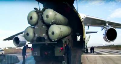 S-400 φορτώνονται σε ρωσικό μεταγωγικό αεροσκάφος / Φωτογραφία: Russian Defense Ministry Press Service pool photo via AP