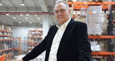 &Pi;έ&theta;&alpha;&nu;&epsilon; &omicron; &Gamma;&iota;ώ&rho;&gamma;&omicron;&sigmaf; &Gamma;&epsilon;&rho;ά&rho;&delta;&omicron;&sigmaf; &omicron; &iota;&delta;&rho;&upsilon;&tau;ή&sigmaf; &tau;&eta;&sigmaf; &epsilon;&tau;&alpha;&iota;&rho;&epsilon;ί&alpha;&sigmaf; &Pi;&lambda;&alpha;ί&sigma;&iota;&omicron;