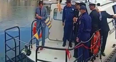 &Omicron; &Delta;ή&mu;&alpha;&rho;&chi;&omicron;&sigmaf; &Alpha;&gamma;ί&omicron;&upsilon; &Epsilon;&upsilon;&sigma;&tau;&rho;&alpha;&tau;ί&omicron;&upsilon; &omicron; &pi;&rho;ώ&tau;&omicron;&sigmaf; &laquo;&alpha;&sigma;&theta;&epsilon;&nu;ή&sigmaf;&raquo; &tau;&omicron;&upsilon; &nu;έ&omicron;&upsilon; &pi;&lambda;&omega;&tau;&omicron;ύ &alpha;&sigma;&theta;&epsilon;&nu;&omicron;&phi;ό&rho;&omicron;&upsilon; (video)