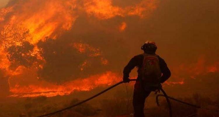 Στάχτη άφησε πίσω της η χθεσινή φωτιά σε μάντρα στον Εβγάτη