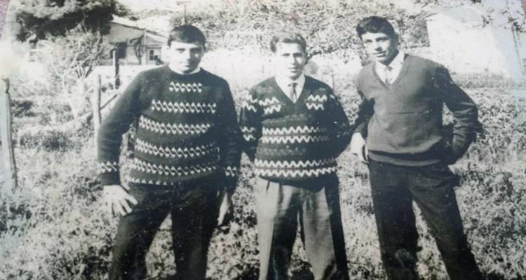 Ο κ. Νίκος Κώστογλου (στο μέσον), με τους φίλους του, Κώστα Τοπούζη (αριστερά) και τον αείμνηστο Γιώργο Γριτζαλή, στη Λήμνο στα μέσα της δεκαετίας του ’60. Φώτο: Supplied