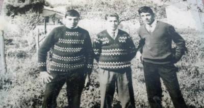 &Omicron; &kappa;. &Nu;ί&kappa;&omicron;&sigmaf; &Kappa;ώ&sigma;&tau;&omicron;&gamma;&lambda;&omicron;&upsilon; (&sigma;&tau;&omicron; &mu;έ&sigma;&omicron;&nu;), &mu;&epsilon; &tau;&omicron;&upsilon;&sigmaf; &phi;ί&lambda;&omicron;&upsilon;&sigmaf; &tau;&omicron;&upsilon;, &Kappa;ώ&sigma;&tau;&alpha; &Tau;&omicron;&pi;&omicron;ύ&zeta;&eta; (&alpha;&rho;&iota;&sigma;&tau;&epsilon;&rho;ά) &kappa;&alpha;&iota; &tau;&omicron;&nu; &alpha;&epsilon;ί&mu;&nu;&eta;&sigma;&tau;&omicron; &Gamma;&iota;ώ&rho;&gamma;&omicron; &Gamma;&rho;&iota;&tau;&zeta;&alpha;&lambda;ή, &sigma;&tau;&eta; &Lambda;ή&mu;&nu;&omicron; &sigma;&tau;&alpha; &mu;έ&sigma;&alpha; &tau;&eta;&sigmaf; &delta;&epsilon;&kappa;&alpha;&epsilon;&tau;ί&alpha;&sigmaf; &tau;&omicron;&upsilon; &rsquo;60. &Phi;ώ&tau;&omicron;: Supplied