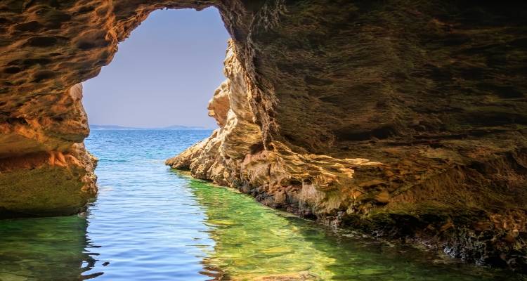 Η Σπηλιά του Φιλοκτήτη, κάτω από το Καβείριο ©shutterstock
