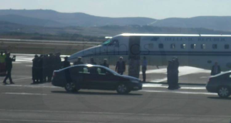 Έ&phi;&tau;&alpha;&sigma;&epsilon; &sigma;&tau;&eta; &Lambda;ή&mu;&nu;&omicron; &pi;&rho;&iota;&nu; &alpha;&pi;ό &lambda;ί&gamma;&eta; ώ&rho;&alpha; &omicron; &Pi;&rho;ό&epsilon;&delta;&rho;&omicron;&sigmaf; &tau;&eta;&sigmaf; &Delta;&eta;&mu;&omicron;&kappa;&rho;&alpha;&tau;ί&alpha;&sigmaf; (photos)