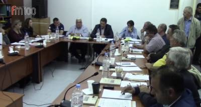 &Sigma;&Upsilon;&Mu;.&Pi;.&Alpha;&Nu;: &Tau;&alpha; &theta;έ&mu;&alpha;&tau;&alpha; &pi;&omicron;&upsilon; &zeta;&eta;&tau;ά &nu;&alpha; &mu;&pi;&omicron;&upsilon;&nu; &sigma;&tau;&omicron; &tau;&rho;&alpha;&pi;έ&zeta;&iota; &tau;&omicron;&upsilon; &Delta;&eta;&mu;&omicron;&tau;&iota;&kappa;&omicron;ύ &Sigma;&upsilon;&mu;&beta;&omicron;&upsilon;&lambda;ί&omicron;&upsilon;