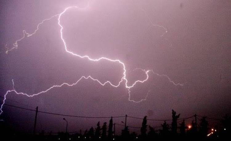 Διακοπή ρεύματος στα Καμίνια λόγω κεραυνού