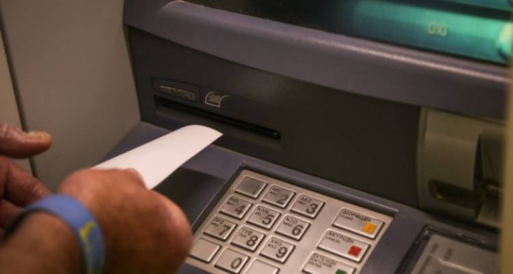 &Pi;ό&sigma;&omicron; &pi;&lambda;&eta;&rho;ώ&nu;&omicron;&upsilon;&nu; &omicron;&iota; &Epsilon;&lambda;&lambda;&eta;&nu;&epsilon;&sigmaf; &sigma;&tau;&iota;&sigmaf; &tau;&rho;ά&pi;&epsilon;&zeta;&epsilon;&sigmaf; &gamma;&iota;&alpha; &pi;&rho;&omicron;&mu;ή&theta;&epsilon;&iota;&epsilon;&sigmaf;