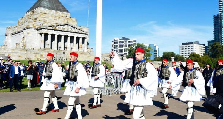 &Alpha;&upsilon;&sigma;&tau;&rho;&alpha;&lambda;ί&alpha;: &Alpha;&pi;&omicron;&theta;&epsilon;ώ&theta;&eta;&kappa;&alpha;&nu; &omicron;&iota; &Epsilon;ύ&zeta;&omega;&nu;&epsilon;&sigmaf; &sigma;&tau;&eta;&nu; &pi;&alpha;&rho;έ&lambda;&alpha;&sigma;&eta; &tau;&omicron;&upsilon; Anzac Day (&Phi;&omega;&tau;&omicron;&gamma;&rho;&alpha;&phi;ί&epsilon;&sigmaf;)