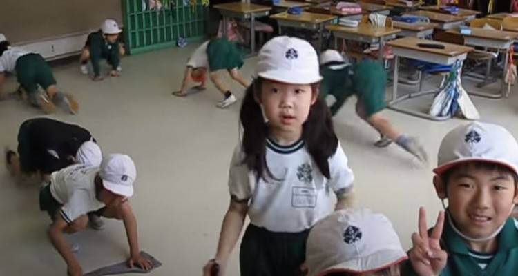 Στην Ιαπωνία οι μαθητές καθαρίζουν τις αίθουσες και τις τουαλέτες | Ενας άλλος κόσμος