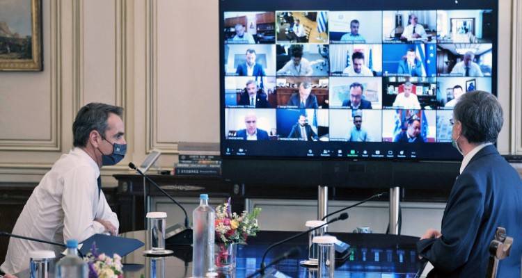 Μητσοτάκης σε Περιφερειάρχες: «Σας θέλουμε συμμάχους για να αποφύγουμε βαριά μέτρα»