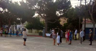 &Phi;&omega;&tau;&omicron;&gamma;&rho;&alpha;&phi;ί&alpha;: Facebook/ &Sigma;ύ&lambda;&lambda;&omicron;&gamma;&omicron;&sigmaf; &Gamma;&omicron;&nu;έ&omega;&nu; &kappa;&alpha;&iota; &Kappa;&eta;&delta;&epsilon;&mu;ό&nu;&omega;&nu; &Alpha;&gamma;ί&omicron;&upsilon; &Epsilon;&upsilon;&sigma;&tau;&rho;&alpha;&tau;ί&omicron;&upsilon;