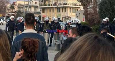 &Kappa;&omicron;&mu;&omicron;&tau;&eta;&nu;ή: &Epsilon;&pi;έ&mu;&beta;&alpha;&sigma;&eta; &tau;&eta;&sigmaf; &Alpha;&sigma;&tau;&upsilon;&nu;&omicron;&mu;ί&alpha;&sigmaf; &sigma;&tau;&omicron; &Delta;&eta;&mu;&omicron;&kappa;&rho;ί&tau;&epsilon;&iota;&omicron; &lambda;ό&gamma;&omega; &kappa;&alpha;&tau;ά&lambda;&eta;&psi;&eta;&sigmaf; &sigma;&tau;&eta; &Nu;&omicron;&mu;&iota;&kappa;ή | &Tau;&omicron;&upsilon;&lambda;ά&chi;&iota;&sigma;&tau;&omicron;&nu; 18 &pi;&rho;&omicron;&sigma;&alpha;&gamma;&omega;&gamma;έ&sigmaf;