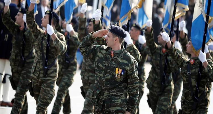 Στρατιωτική παρέλαση: Σημαιοστολισμοί στο κέντρο της Αθήνας ενόψει της 25ης Μαρτίου και δοκιμαστικές πτήσεις