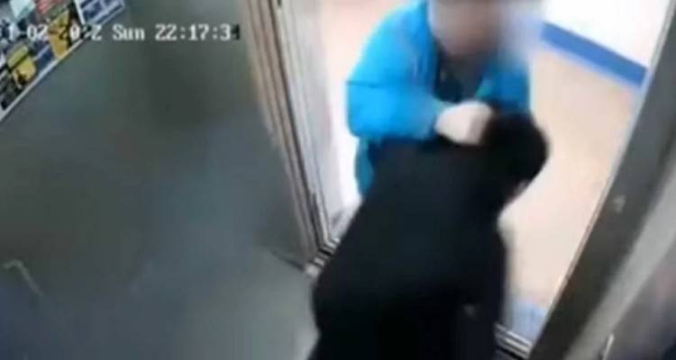 Ρωσία: Πατέρας ξυλοκοπεί 27χρονο που παρενόχλησε τη 15χρονη κόρη του σε ασανσέρ | Βίντεο ντοκουμέντο