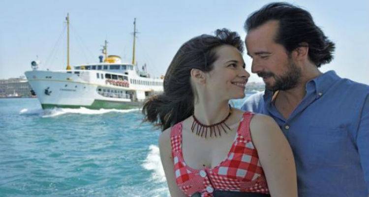 &laquo;&Eta; &Rho;ό&zeta;&alpha; &tau;&eta;&sigmaf; &Sigma;&mu;ύ&rho;&nu;&eta;&sigmaf;&raquo; έ&rho;&chi;&epsilon;&tau;&alpha;&iota; &sigma;&tau;&omicron; &Mu;&alpha;&rho;&omicron;ύ&lambda;&alpha;