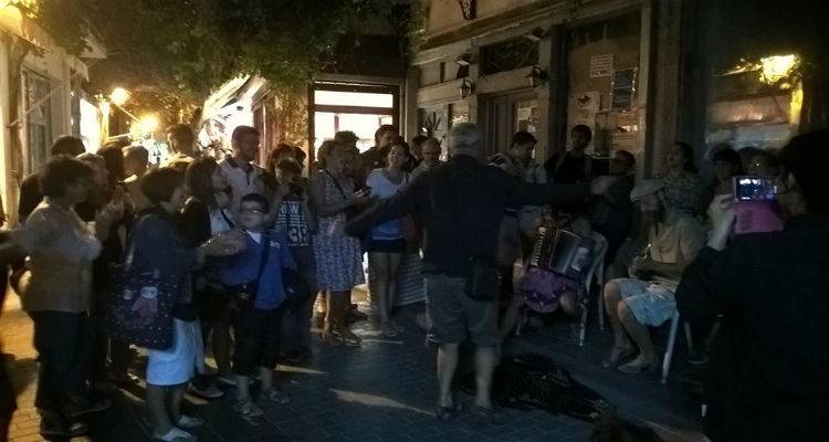 «Πλημμύρισε» μελωδίες και κόσμο εχθές η αγορά της Μύρινας (photos + video)