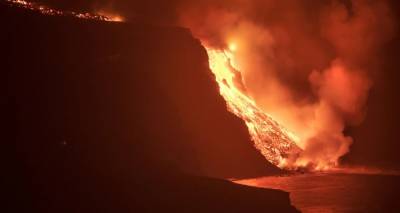 Ισπανία: Η λάβα του ηφαιστείου στα Κανάρια έφθασε στον ωκεανό | Τι ανησυχεί τους ειδικούς