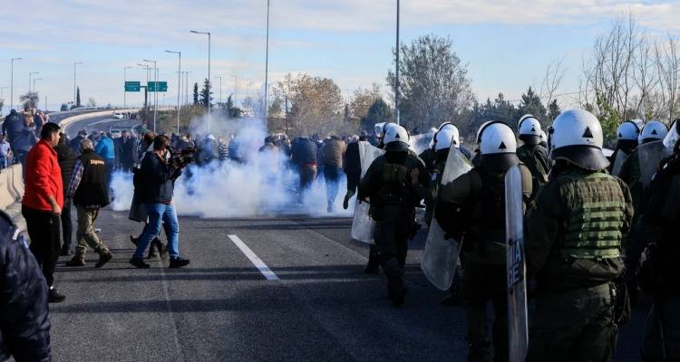 Έ&nu;&tau;&alpha;&sigma;&eta; &sigma;&tau;&alpha; &mu;&pi;&lambda;ό&kappa;&alpha; &tau;&omega;&nu; &alpha;&gamma;&rho;&omicron;&tau;ώ&nu; &sigma;&epsilon; &Lambda;ά&rho;&iota;&sigma;&alpha; &kappa;&alpha;&iota; &Kappa;&alpha;&rho;&delta;ί&tau;&sigma;&alpha; | &Tau;&rho;&epsilon;&iota;&sigmaf; &sigma;&upsilon;&lambda;&lambda;ή&psi;&epsilon;&iota;&sigmaf; &sigma;&tau;&eta; &Nu;ί&kappa;&alpha;&iota;&alpha;, &kappa;&lambda;&epsilon;&iota;&sigma;&tau;ή &eta; &Pi;&Alpha;&Theta;&Epsilon;