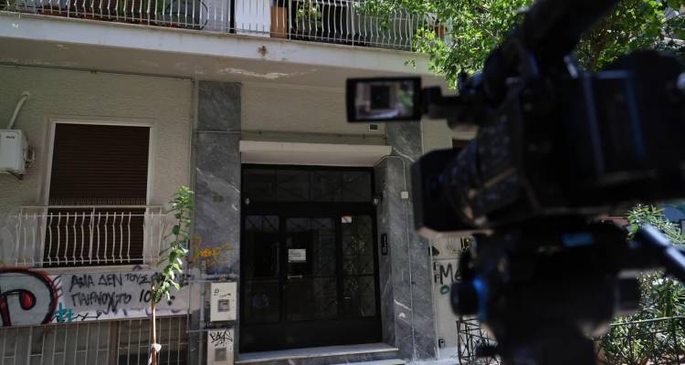 &Delta;&omicron;&lambda;&omicron;&phi;&omicron;&nu;ί&alpha; &omicron; &theta;ά&nu;&alpha;&tau;&omicron;&sigmaf; &tau;&omicron;&upsilon; &beta;&rho;έ&phi;&omicron;&upsilon;&sigmaf; &sigma;&tau;&eta;&nu; &Kappa;&upsilon;&psi;έ&lambda;&eta; | &Epsilon;ί&chi;&epsilon; &tau;&omicron;&upsilon;&lambda;ά&chi;&iota;&sigma;&tau;&omicron;&nu; 10 &mu;&alpha;&chi;&alpha;&iota;&rho;&iota;έ&sigmaf; &sigma;&tau;&eta;&nu; &pi;&lambda;ά&tau;&eta;, &sigma;&omicron;&kappa; &eta; &iota;&alpha;&tau;&rho;&omicron;&delta;&iota;&kappa;&alpha;&sigma;&tau;&iota;&kappa;ή