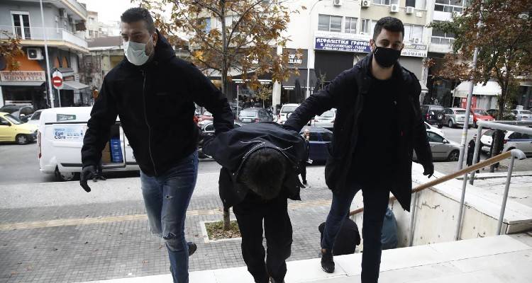 Θεσσαλονίκη: «Ο υπάλληλος του ψιλικατζίδικου προσπάθησε να τον πιάσει από το πόδι και τον πυροβόλησε» | Τι κατέθεσε ο φερόμενος ως συνεργός