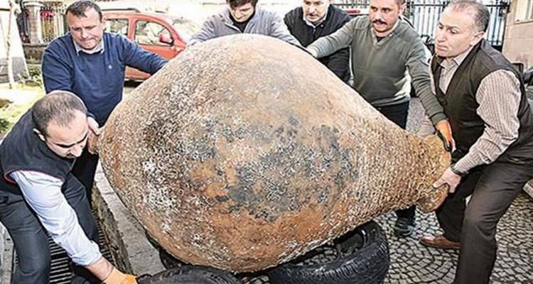 Ψαράς στη Μαύρη Θάλασσα έπιασε στα δίχτυα του ελληνικό πιθάρι