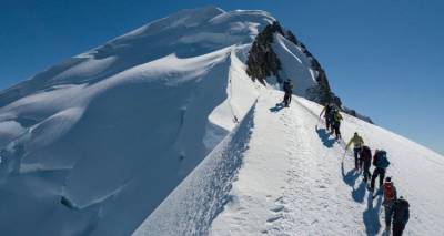 T&iota; &epsilon;ί&nu;&alpha;&iota; &omicron; &laquo;&Delta;&iota;ά&delta;&rho;&omicron;&mu;&omicron;&sigmaf; &tau;&omicron;&upsilon; &Theta;&alpha;&nu;ά&tau;&omicron;&upsilon;&raquo; &sigma;&tau;&omicron; Mont Blanc -&Theta;&rho;ή&nu;&omicron;&sigmaf; &gamma;&iota;&alpha; &tau;&omicron;&nu; 33&chi;&rho;&omicron;&nu;&omicron; &alpha;&pi;ό &tau;&eta;&nu; &Pi;ά&tau;&rho;&alpha; &pi;&omicron;&upsilon; έ&chi;&alpha;&sigma;&epsilon; &epsilon;&kappa;&epsilon;ί &tau;&eta; &zeta;&omega;ή &tau;&omicron;&upsilon;