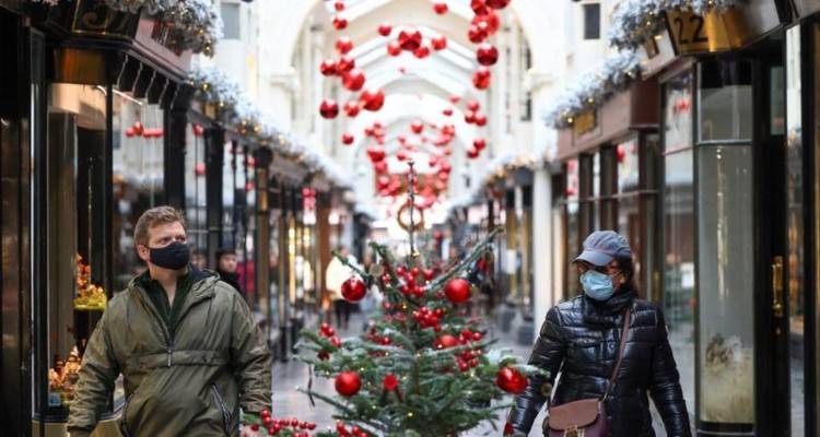 Κορονοϊός – Βρετανία : Μέχρι και τρείς οικογένειες θα μπορέσουν να γιορτάσουν μαζί τα Χριστούγεννα