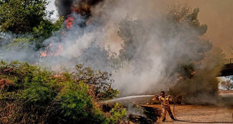 &Phi;&omega;&tau;&iota;ά &sigma;&tau;&eta;&nu; &Alpha;&tau;&tau;&iota;&kappa;ή: &Sigma;&tau;&eta; &Mu;&alpha;&lambda;&alpha;&kappa;ά&sigma;&alpha; &tau;&omicron; &mu;έ&tau;&omega;&pi;&omicron; | &Tau;&iota;&tau;ά&nu;&iota;&alpha; &mu;ά&chi;&eta; &mu;&epsilon; &tau;&iota;&sigmaf; &phi;&lambda;ό&gamma;&epsilon;&sigmaf; &kappa;&alpha;&iota; &tau;&iota;&sigmaf; &alpha;&nu;&alpha;&zeta;&omega;&pi;&upsilon;&rho;ώ&sigma;&epsilon;&iota;&sigmaf;