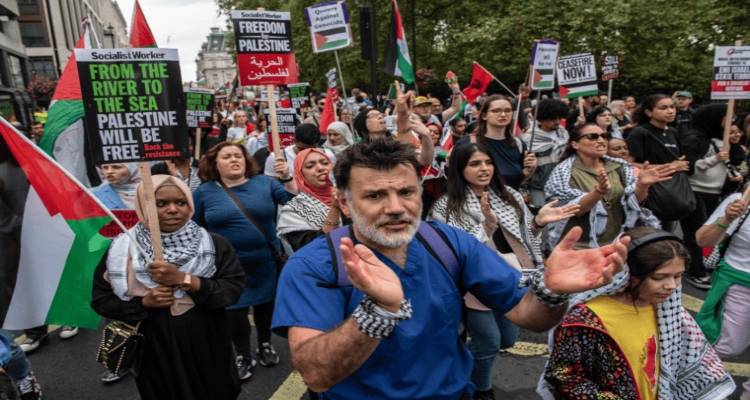 &Chi;&iota;&lambda;&iota;ά&delta;&epsilon;&sigmaf; &sigma;&tau;&omicron;&upsilon;&sigmaf; &delta;&rho;ό&mu;&omicron;&upsilon;&sigmaf; &tau;&omicron;&upsilon; &Lambda;&omicron;&nu;&delta;ί&nu;&omicron;&upsilon;: &Kappa;ά&lambda;&epsilon;&sigma;&mu;&alpha; &gamma;&iota;&alpha; &kappa;&alpha;&tau;ά&pi;&alpha;&upsilon;&sigma;&eta; &tau;&omicron;&upsilon; &pi;&upsilon;&rho;ό&sigmaf; &kappa;&alpha;&iota; &delta;&iota;&kappa;&alpha;&iota;&omicron;&sigma;ύ&nu;&eta; &gamma;&iota;&alpha; &tau;&eta;&nu; &Pi;&alpha;&lambda;&alpha;&iota;&sigma;&tau;ί&nu;&eta;