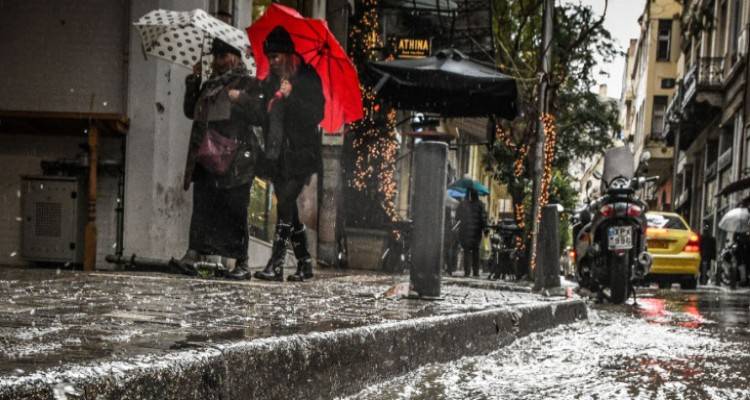 Κακοκαιρία «Βικτώρια»: Χτυπάει την Αττική με καταιγίδες, μεγάλα προβλήματα σε Κέρκυρα και Κεφαλονιά