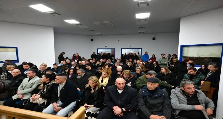 &Delta;&iota;&epsilon;&kappa;ό&pi;&eta; &gamma;&iota;&alpha; 1&eta; &Alpha;&pi;&rho;&iota;&lambda;ί&omicron;&upsilon; &eta; &delta;ί&kappa;&eta; &gamma;&iota;&alpha; &tau;&alpha; &Tau;έ&mu;&pi;&eta; | &Mu;&epsilon;&gamma;ά&lambda;&eta; έ&nu;&tau;&alpha;&sigma;&eta;, &alpha;&iota;&tau;ή&mu;&alpha;&tau;&alpha; &gamma;&iota;&alpha; &alpha;&lambda;&lambda;&alpha;&gamma;ή &alpha;ί&theta;&omicron;&upsilon;&sigma;&alpha;&sigmaf;, &laquo;&alpha;ί&sigma;&chi;&omicron;&sigmaf;, &nu;&tau;&rho;&omicron;&pi;ή, &pi;&rho;&omicron;&sigma;&beta;&omicron;&lambda;ή&raquo; &phi;ώ&nu;&alpha;&zeta;&alpha;&nu; &sigma;&upsilon;&gamma;&gamma;&epsilon;&nu;&epsilon;ί&sigmaf;
