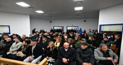 &Delta;&iota;&epsilon;&kappa;ό&pi;&eta; &gamma;&iota;&alpha; 1&eta; &Alpha;&pi;&rho;&iota;&lambda;ί&omicron;&upsilon; &eta; &delta;ί&kappa;&eta; &gamma;&iota;&alpha; &tau;&alpha; &Tau;έ&mu;&pi;&eta; | &Mu;&epsilon;&gamma;ά&lambda;&eta; έ&nu;&tau;&alpha;&sigma;&eta;, &alpha;&iota;&tau;ή&mu;&alpha;&tau;&alpha; &gamma;&iota;&alpha; &alpha;&lambda;&lambda;&alpha;&gamma;ή &alpha;ί&theta;&omicron;&upsilon;&sigma;&alpha;&sigmaf;, &laquo;&alpha;ί&sigma;&chi;&omicron;&sigmaf;, &nu;&tau;&rho;&omicron;&pi;ή, &pi;&rho;&omicron;&sigma;&beta;&omicron;&lambda;ή&raquo; &phi;ώ&nu;&alpha;&zeta;&alpha;&nu; &sigma;&upsilon;&gamma;&gamma;&epsilon;&nu;&epsilon;ί&sigmaf;