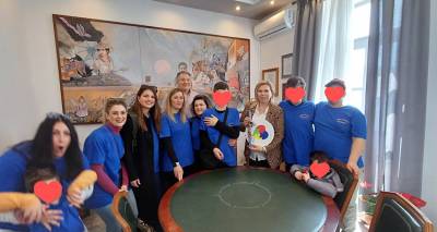 «Όλοι μαζί για τα παιδιά με αυτισμό» | Οι μαθητές και οι εκπαιδευτικοί του Ειδικού Σχολείου Καλλιθέας στο Δημαρχείο